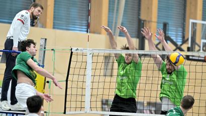 Bild: Hubert Ziegler
Erfolgreiche Netzabwehr von Johannes Helm (links) und Lukas Neidl (rechts)im Heimspiel gegen FTM Schwabing. Die Amberger treten am Sonntag beim Schlusslicht München-Ost an und haben die Punkte im Visier.