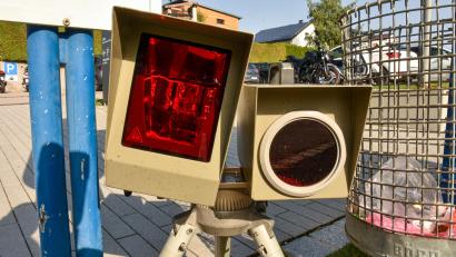 Bild: Stephan Huber
Solche Blitzer werden künftig wohl noch mehr in der Stadt zu sehen sein: Der Stadtrat will nämlich, dass der Zweckverband Kommunale Verkehrssicherheit Oberpfalz dauerhaft in Sulzbach-Rosenberg die Geschwindigkeit im fließenden Verkehr überwacht. Was die Probephase gebracht und gekostet hat, wurde jedoch bislang nur hinter verschlossener Tür besprochen.