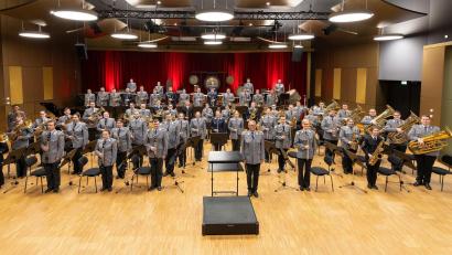 Bild: Bundeswehr/exb
Das Ausbildungsmusikkorps der Bundeswehr in großer sinfonischer Blasorchesterbesetzung unter Leitung von Oberstleutnant Professor Micheal Euler spielt am Dienstag, 1. April, in der Nordgauhalle in Nabburg.
