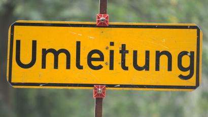 Symbolbild: Tim Brakemeier/dpa
Die Alte Straße in Sulzbach-Rosenberg wird an zwei Tagen für den Verkehr gesperrt.