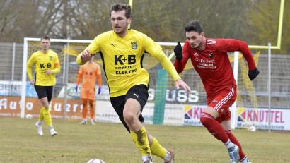 Bild: Hubert Ziegler
Der Amberger Ludwig Richthammer (links) zieht vor einer Woche im Spiel gegen Seebach seinem Gegenspieler davon. Die Partie verlor der FC mit 0:2. Am Samstag kommt die SpVgg Lam an die Vils.