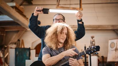 Bild: Peter Martner
Ambergs Ausnahmegitarrist Michael Dandorfer und Christian Kreil, Chef der Filmmaschine, beim Videodreh für "Art of Emotion" im Atelier der Künstlerin Hanna Regina Uber.