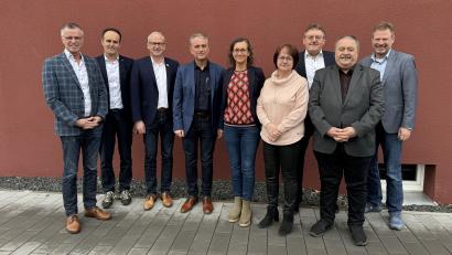 Bild: Doris Beer
Die Protagonisten des neu gegründeten Kommunalunternehmens Regionalwerk Amberg-Sulzbach (von links): Hermann Falk (Bürgermeister Hirschau), Hans-Jürgen Strehl (Bürgermeister Edelsfeld), Bernhard Lindner (Bürgermeister Hahnbach), Verwaltungsratsvorsitzender Hermann Böhm (Bürgermeister Poppenricht), Katja Stiegler (AOVE-Geschäftsführerin), Doris Beer (Vorständin Regionalwerk Amberg-Sulzbach), Hans-Martin Schertl (Bürgermeister Vilseck), stellvertretender Verwaltungsratsvorsitzender Peter Dotzler (Bürgermeister Gebenbach) und Alwin Märkl (Bürgermeister Freudenberg).