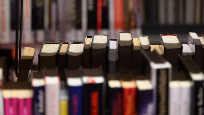 Symbolbild: Robert Michael/dpa
Für neue Lektüre sind die Nutzer der Kemnather Stadtbücherei ab Mai nicht mehr an die bisherigen Öffnungszeiten gebunden. Als "Open Library" ist dann die Ausleihe auch zu Zeiten ohne Personal möglich.