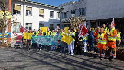 Bild: Alexander Gröbner/Verdi Bezirk Oberpfalz/exb
Etwa drei Dutzend Streikende verliehen vor dem Kemnather Krankenhaus den Verdi-Forderungen nach mehr Lohn und besseren Arbeitsbedingungen Nachdruck.