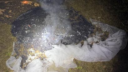 Bild: Polizeiinspektion Amberg
Nachdem ein Unbekannter ein Brautkleid aus einem Keller in Amberg geklaut hat, entdeckten Polizisten am Donnerstagabend das verbrannte Kleid auf einem Bolzplatz.