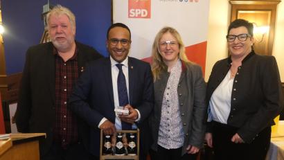 Bild: usc
Sie beleuchteten bundespolitische und lokalpolitische Themen beim Politischen Ascherdonnerstag der Amberger SPD (von links): Stadtverbandsvorsitzender Dieter Weiß, Dr. Nasser Ahmed, Stadtverbandsvorsitzende und Stadträtin Simone Böhm-Donhauser und die Vorsitzende der Amberger SPD-Stadtratsfraktion, Birgit Fruth.