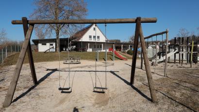 Bild: Wolfgang Steinbacher
Die Förderung für die Umgestaltung des Spielplatzes auf dem Sportgelände des 1. FC Rieden zu einem Mehrgenerationenspielplatz steht.