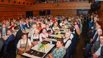 Bild: Petra Hartl
Rund 200 Landfrauen aus Amberg-Sulzbach kamen zum Landfrauentag des Bauernverbandes in den Kubus Ursensollen.