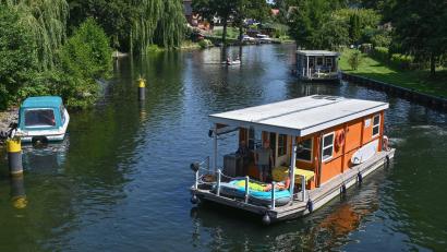 Bild: Patrick Pleul/dpa
Manchmal muss man Geduld haben: Hausboote vor der Schleuse Wendisch Rietz, die Storkower See und Scharmützelsee miteinander verbindet.