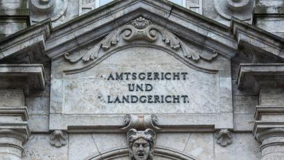 Bild: Armin Weigel/dpa
Vor dem Landgericht Regensburg beginnt der Prozess um den Tod einer Krankenschwester aus Kelheim. (Symboldbild)