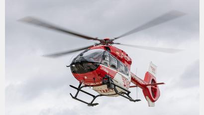 Bild: Daniel Karmann/dpa
Der Neunjährige wurde mit einem Rettungshubschrauber ins Krankenhaus geflogen. (Symbolbild)