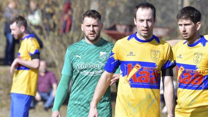 Bild: Ziegler
Thomas Bösl (Mitte) vom TUS Schnaittenbach erzielte im Heimspiel gegen den 1. FC Schlicht alle drei Tore für seine Mannschaft. Innerhalb von acht Minuten.