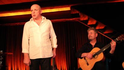 Bild: prh
Schauspieler und Chansonier Georg Clementi (links) überzeugte das Schafferhof-Publikum mit seiner Stimme und seinen poetischen Texten, Ossy Pardeller (rechts) mit seiner virtuosen Gitarrenbegleitung.