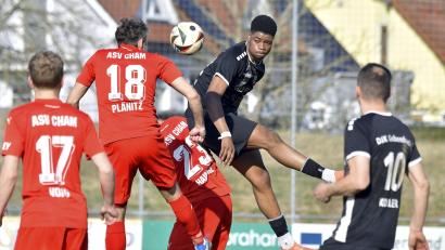 Bild: zg
Irfan Amidou (Mitte, schwarzes Trikot) von der DJK Gebenbach muss sich in dieser Szene mit Felix Voigt, Michael Plänitz und Simon Haimerl vom ASV Cham auseinandersetzen, während Mannschaftskollege Timo Kohler (ganz rechts) die Aktion beobachtet. Kohler sah später "Gelb-Rot".