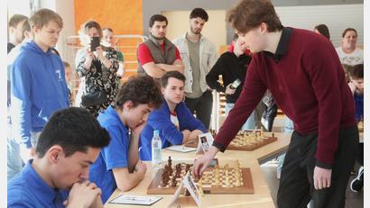 Bild: Hirsch
Deutschlands bester Schachspieler Vincent Keymer (rechts) tritt simultan gegen die besten Jugendlichen im Verein an und gewann erwartungsgemäß alle Partien.