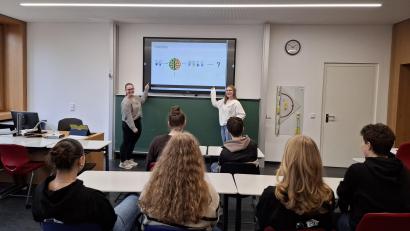 Bild: Eva Kreuzer
Vanessa Reichl (rechts) und Isabel Schneider präsentieren ihren Mitschülern ihr fertiges Erklärvideo zum Thema Bruchrechnen.