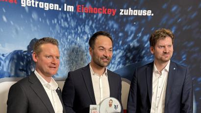 Bild: Christian Kaminsky
Sebastian Buchwieser (Mitte) von den Blue Devils Weiden wurde als "Trainer des Jahres" in der DEL2 ausgezeichnet.