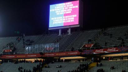 Bild: Joan Monfort/AP/dpa
Spiel abgesagt: Wegen des Todes des Teamarztes tritt der FC Barcelona nicht gegen Osasuna an.