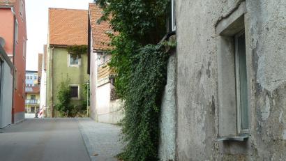 Bild: Portner
Das Leerstands-Ensemble zwischen Hauptstraße, Kirchstraße und Pfarrgasse ist als Standort für ein Seniorenheim anvisiert. In einer Pressemitteilung stellt die Stadt Schönsee klar, wie es damit weitergehen soll.