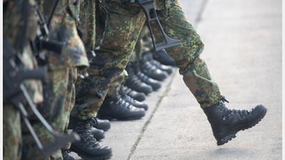 Bild: Sebastian Gollnow/dpa
Bundesweit hielt die Bundeswehr ihre Personalstärke knapp. (Archivbild)