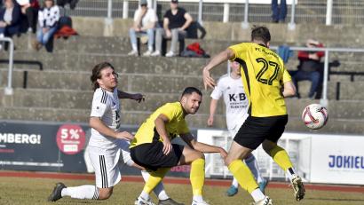 Bild: zg
Maximilian Witzel (Mitte) vom FC Amberg konnte per Foulelfmeter zum 1:2 verkürzen. In dieser Szene ist ihm Moritz Seidel (links) auf den Fersen, rechts ist Mannschaftskollege Alexander Kloos eher am Ball.