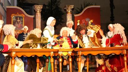 Archivbild: lg
Eine komödiantische Szene im traditionellen Festspiel: Bei einem barocken Spektakel führen die gierigen Grafen die festliche Tafel mit dem König ad Absurdum.