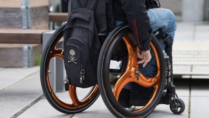 Symbolbild: Sebastian Kahnert/dpa
In der Ettmannsdorfer Straße kam es zu einem Zusammenprall mit einem Rollstuhlfahrer.