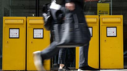 Bild: Marijan Murat/dpa
Hier stehen vier Briefkästen nebeneinander, anderswo sind sie spärlicher präsent.