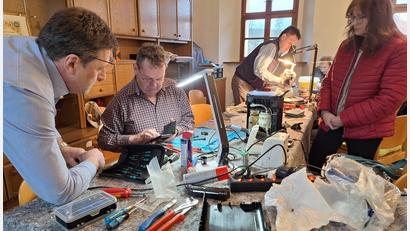 Bild: bl
Manchmal hilft im Reparatur-Café auch ein Blick ins Internet weiter, wenn es darum geht, eine Lösung für kaputte Elektrogeräte zu finden.