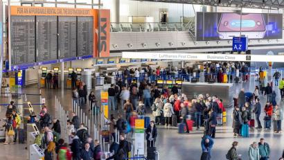 Bild: Helmut Fricke/dpa
Mehr als 500.000 Flugpassagiere können ihre Reisen am Montag nicht wie geplant antreten.