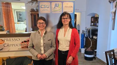 Bild: Bernhard Hinteregger
Die Bürgermeister-Kandidatin der Auerbacher CSU, Birgit Barth (rechts), mit Bundestagsabgeordneter Susanne Hierl.