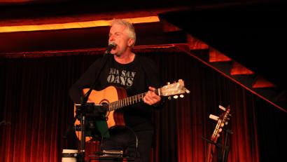 Bild: prh
Viel Persönliches gab der bayerische Liedermacher Werner Schmidbauer in seinem Konzert im Schafferhof von sich preis. Seine Musik und seine Texte kamen bei seinen Fans bestens an. "Mir san Oans" - ein Manifest für mehr Menschlichkeit.