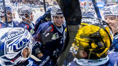 Archivbild: Tobias Neubert
Die Blue Devils Weiden haben gut lachen: Durch den 3:2-Sieg gegen den EC Bad Nauheim steht man im Play-off-Viertelfinale gegen die Krefeld Pinguine. Auch sonst ist in der heißen Saisonphase in der Liga einiges los.