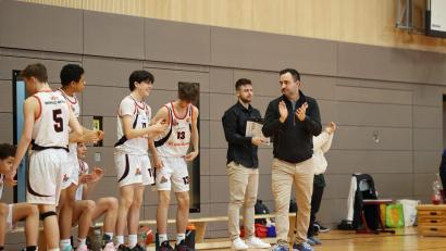 Archivbild: Dieter Jäschke
Die Witt Oberpfalz Hunters um Trainer Gabriel Ionescu (rechts) können sich nach dem Sieg gegen München-Ost auf Play-downs konzentrieren.