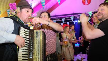 Bild: do
Die Haus-Band des FC ist beim Starkbierfest nicht zu bremsen. Mittendrin unter den fröhlichen Zechern inszenieren die Musiker "Wahnsinn, Hölle und ein Prosit der Gemütlichkeit".