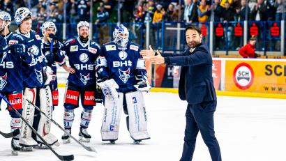 Bild: Elke Englmaier
Der Dirigent und sein Orchester: Sebastian Buchwieser (rechts), frisch gekürter Trainer des Jahres in der DEL2, wurde von den euphorisierten Fans der Blue Devils gefeiert, gab das Lob aber sogleich an seine Akteure um den überragenden Felix Noack (Zweiter von links) weiter.