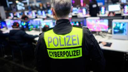 Symbolbild: Julian Stratenschulte/dpa
Die Tatverdächtigen sollen ein illegales Streaming-Netzwerk betrieben haben.