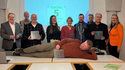 Bild: Bärbel Neumüller
Die Gebäudeeigentümer freuen sich zusammen mit Bürgermeister Martin J. Preuß und Nachhaltigkeits-Koordinatorin Freya Mertel über ihre neue „Grüne Hausnummer“.