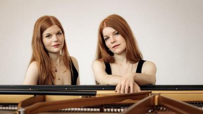 Bild: Jonas Becker/exb
Clara und Marie Becker spielen im Festsaal in Walderbach.