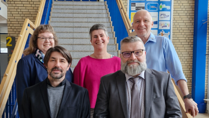 Bild: Matthias Sitzmann
Die neue zweite Stellvertreterin des Schulleiters, Stefanie Langenholt, zeigt das Bild in der Mitte des Schulleitungsteams der Realschule.