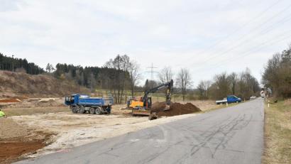 Bild: Petra Hartl
Umleitungen laufen über die Staatsstraße 2165: Das Staatliche Bauamt Amberg-Sulzbach hat wegen des Neubaus einer Brücke auf der Ortsstraße Vilsanger eine Sperrung eingerichtet.