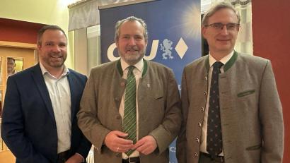 Bild: CSU Nabburg/exb
CSU-Ortsvorsitzender Tobias Knechtel (links) und Kreisvorsitzender Alexander Flierl (rechts) gratulieren dem Nabburger Bürgermeister Frank Zeitler (Mitte) zur erneuten Nominierung.