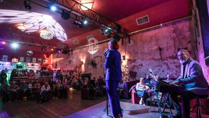 Bild: Wolfgang Steinbacher
"Rebellinnen" hieß das Konzert mit Sängerin Laura Mann und Oliver Lederer am E-Piano anlässlich des Internationalen Frauentages im Club Lavida.