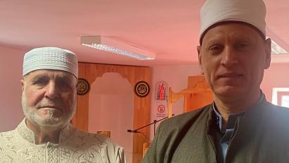 Bild: Christine Strasser
Imam Maher Khedir (rechts) und sein Vertreter Khalafalla Almahunna begrüßen rund 300 Gläubige zum Freitagsgebet.