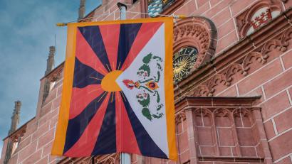 Bild: Wolfgang Steinbacher
Kommt der Dalai Lama zu Besuch? Am Sulzbach-Rosenberger Rathaus wurde am 10. März die Flagge Tibets gehisst.