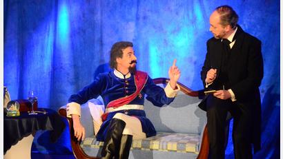 Bild: Helmut Kunz
Sebastian Schlagenhaufer als König Ludwig II. auf der Therapiecouch von Dr. von Gudden, gespielt von Ramon Bessel.