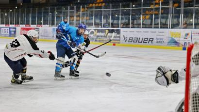 Bild: Dieter Jäschke
Mit 15:0 fegte die U17 Memmingen am Samstagabend vom Eis. Damit stand der Gewinn der bayerischen Meisterschaft fest. In dieser Szene schießt Bastian Schwartling auf das Gästetor.