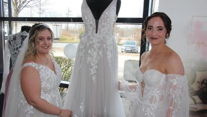 Bild: kro
Jasmin Panzer und Iris Keis (von links) präsentierten die neuesten Brautmode von "Bezaubernd" aus Mitterteich.