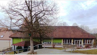Bild: jp
Die alte Volksschule steht bald leer, wird aber nicht Teil des Kastler Kindergartens. Ganz links im Bild ist ein Teil der bereits sanierten Kastler Volksschule zu sehen.